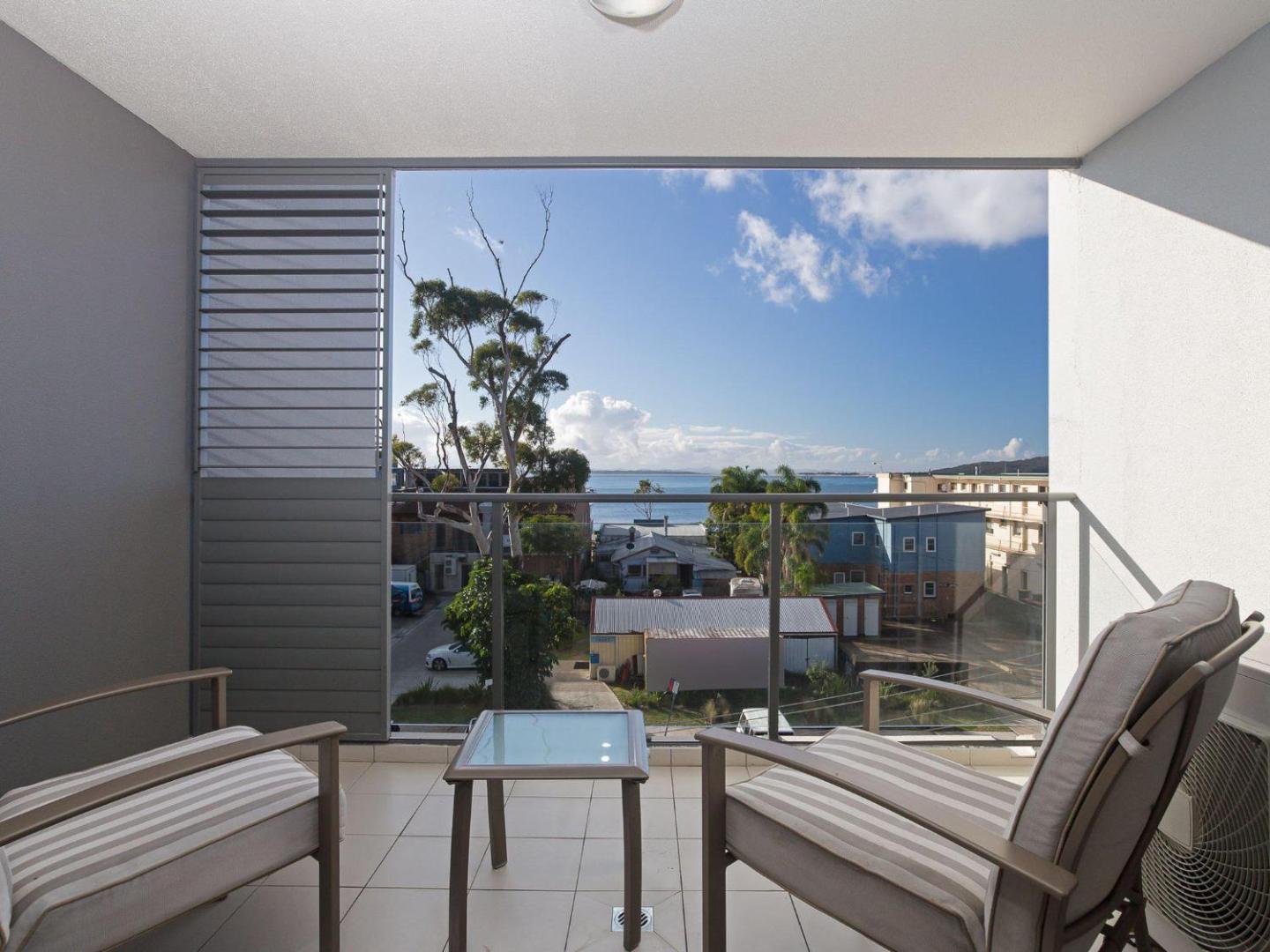 Unit 301 ‘The Shoal’ 6-8 Bullecourt Street – Air con, walking to local shops & beach